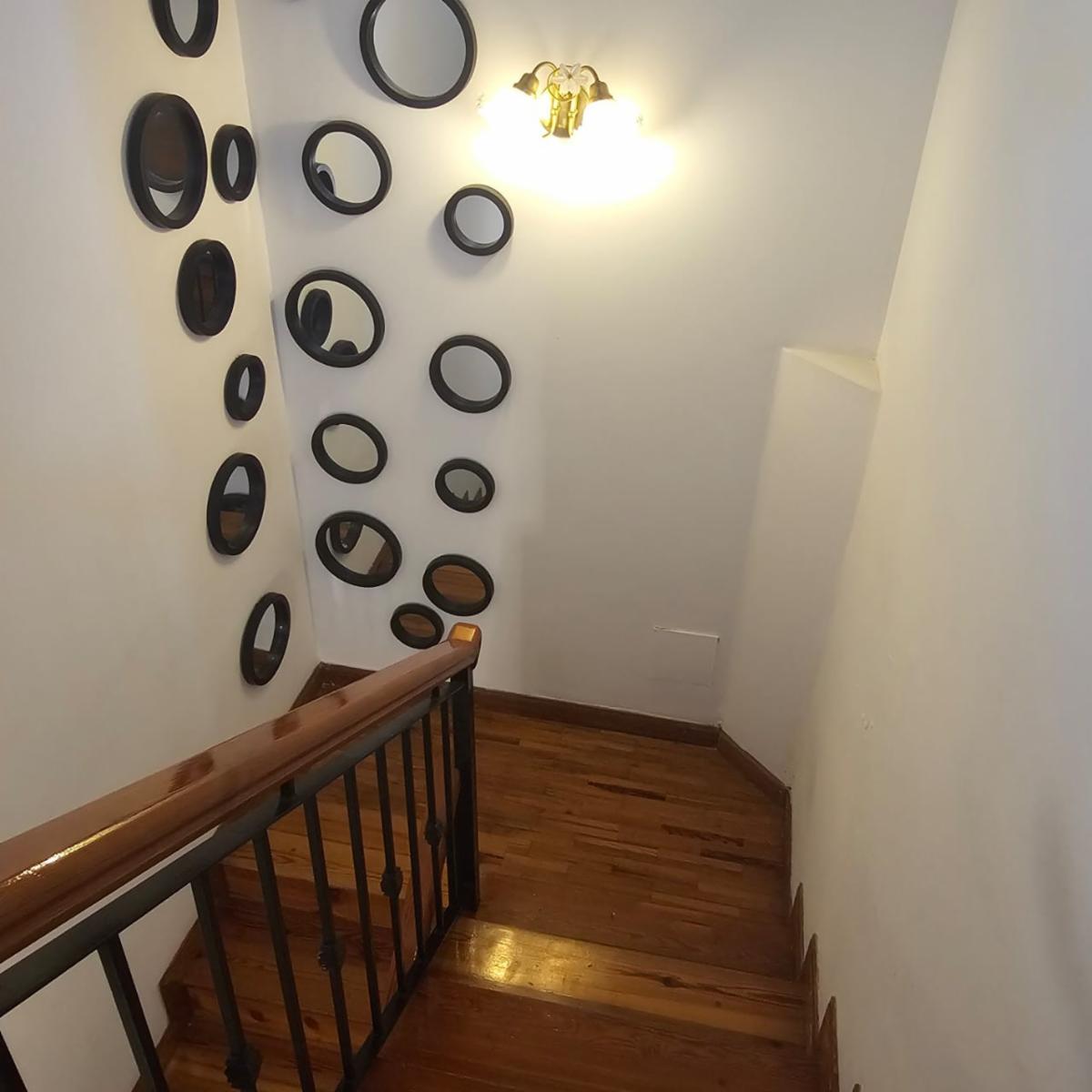 Excelente chalet de 4 amplios ambientes sobre lote de 12,99 x 51, congarage cubierto para 3 autos, galeria con parrilla, fondo y quincho.Excelente estado. APTO CREDITO — foto 14