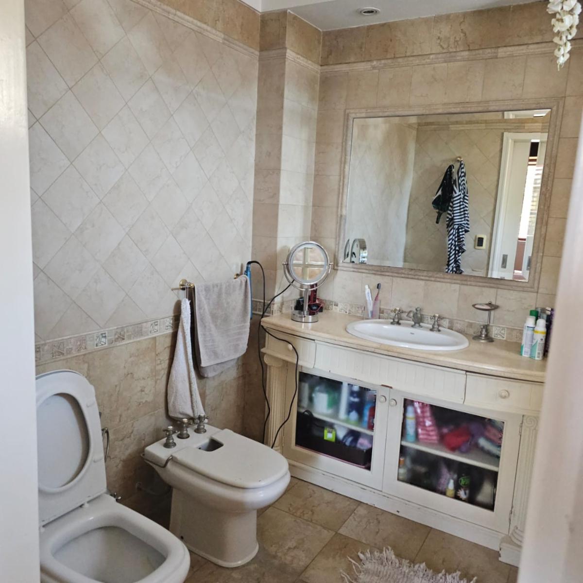 Excelente chalet de 4 amplios ambientes sobre lote de 12,99 x 51, congarage cubierto para 3 autos, galeria con parrilla, fondo y quincho.Excelente estado. APTO CREDITO — foto 15