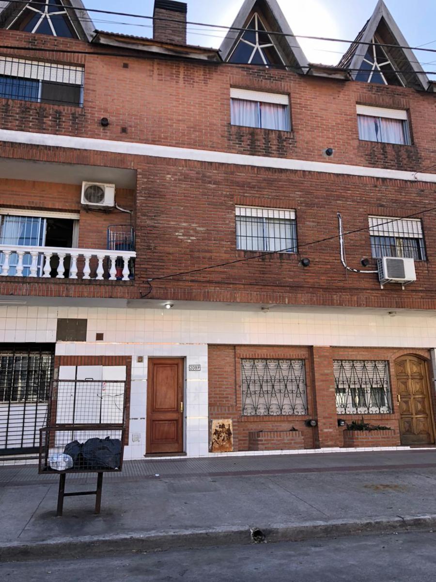 Monoambiente primer piso con patio en Villa Luzuriaga, bajas expensas - 2