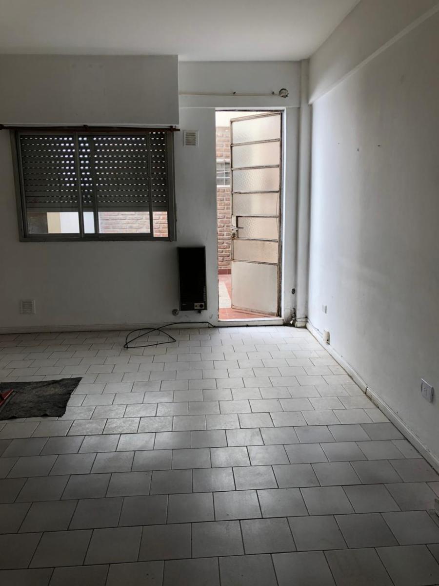 Monoambiente primer piso con patio en Villa Luzuriaga, bajas expensas - 3