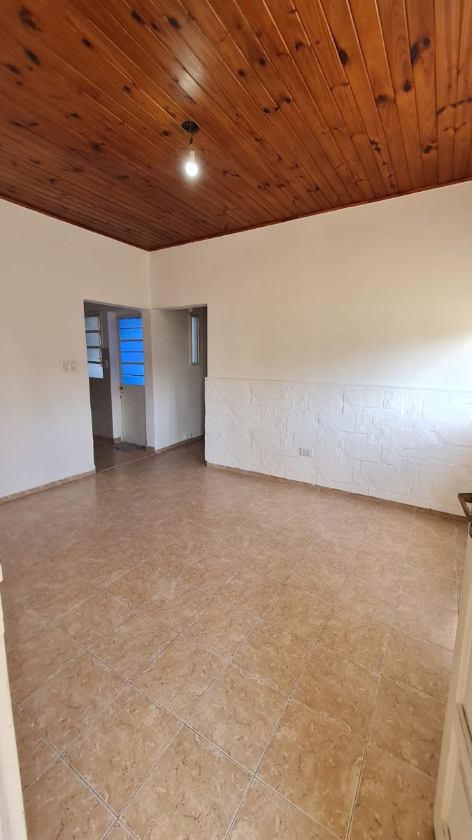 Departamento tipo casa planta baja al frente, con patio. Sin expensas. - 2