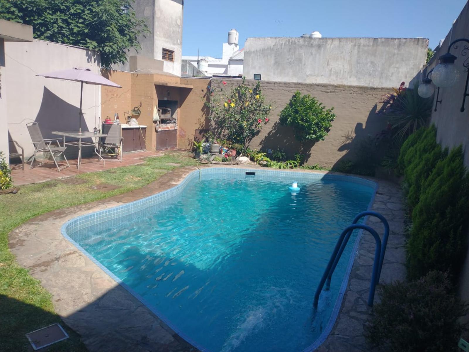 CASA EN DOS PLANTAS 4 AMBIENTES LOTE DE 8.66 X 26 — foto 2