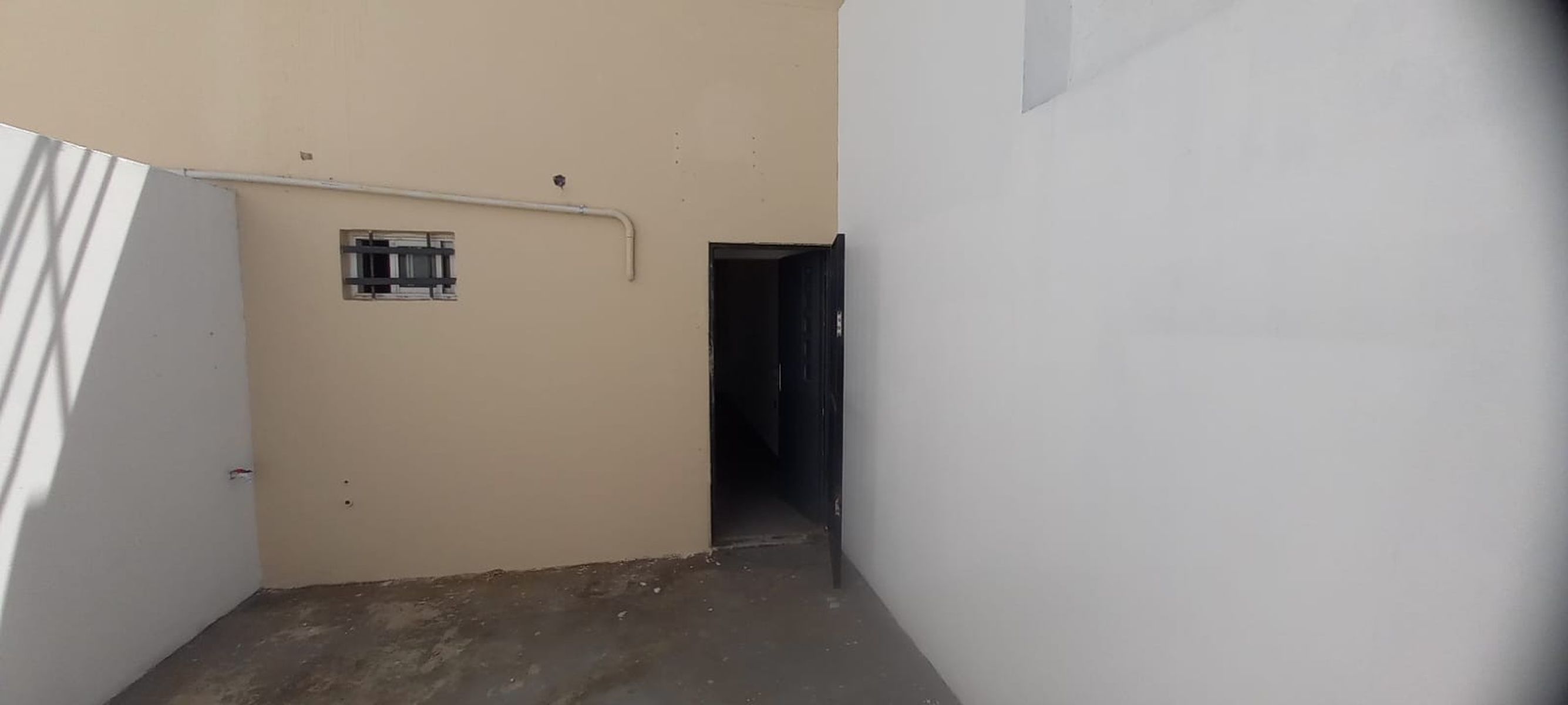 EXCELENTE LOCAL COMERCIAL SOBRE AVENIDA ARIETA DE 3,60 X 7MTS QUE CONSTADE PISO CERÁMICO , VIDRIERA, PERSIANA DE ENROLLAR MICRO-PERFORADA,ANTE-BAÑO,BAÑO Y PATIO. — foto 2