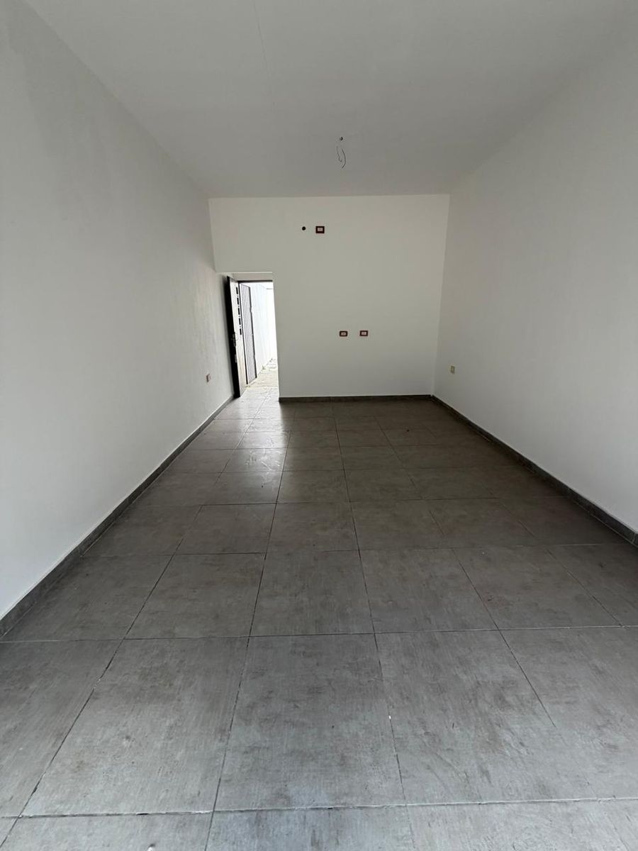 EXCELENTE LOCAL COMERCIAL SOBRE AVENIDA ARIETA DE 3,60 X 7MTS QUE CONSTADE PISO CERÁMICO , VIDRIERA, PERSIANA DE ENROLLAR MICRO-PERFORADA,ANTE-BAÑO,BAÑO Y PATIO. — foto 3