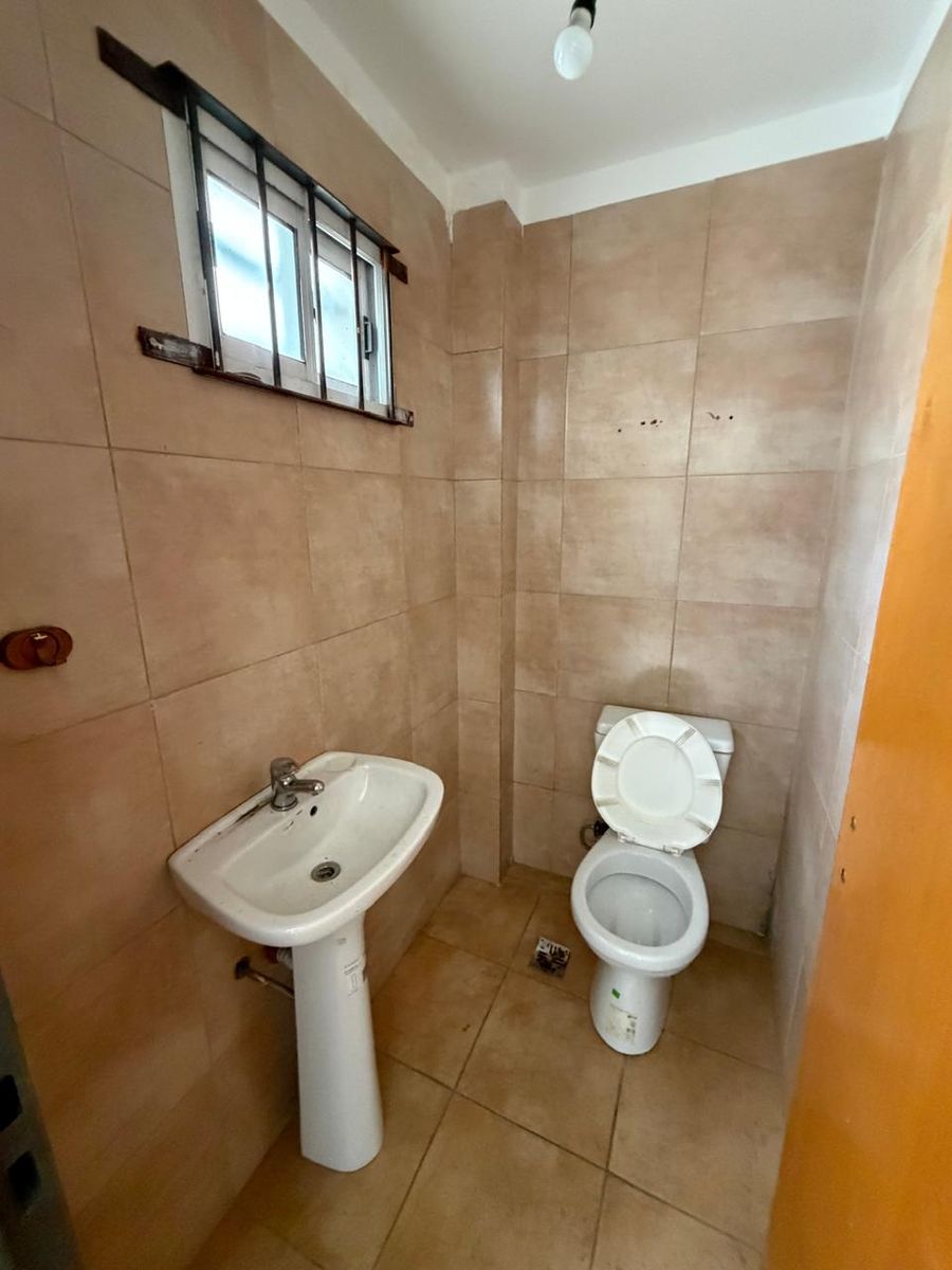 EXCELENTE LOCAL COMERCIAL SOBRE AVENIDA ARIETA DE 3,60 X 7MTS QUE CONSTADE PISO CERÁMICO , VIDRIERA, PERSIANA DE ENROLLAR MICRO-PERFORADA,ANTE-BAÑO,BAÑO Y PATIO. — foto 4
