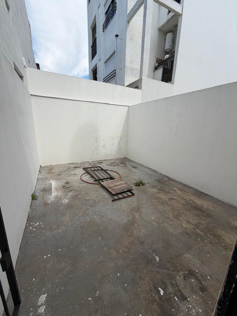 EXCELENTE LOCAL COMERCIAL SOBRE AVENIDA ARIETA DE 3,60 X 7MTS QUE CONSTADE PISO CERÁMICO , VIDRIERA, PERSIANA DE ENROLLAR MICRO-PERFORADA,ANTE-BAÑO,BAÑO Y PATIO. — foto 7