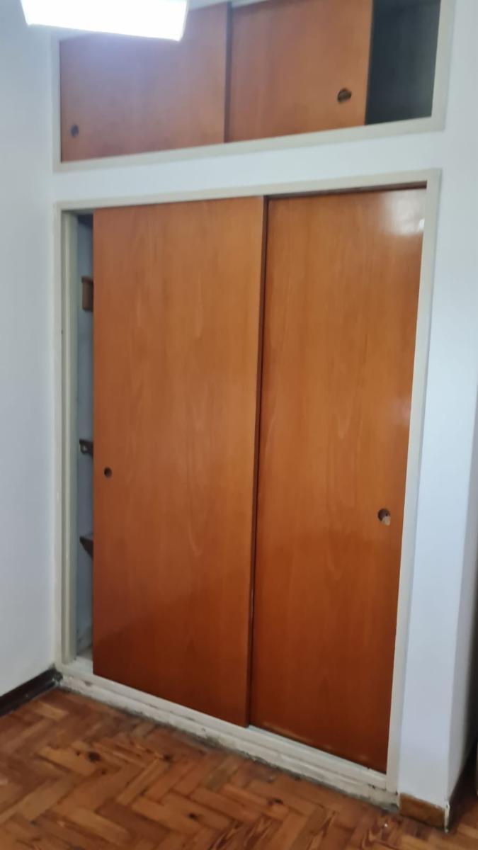 CHALET DE 3 AMBIENTES CON GARAGE CUBIERTO PARA 3 AUTOS Y FONDO LIBRE CON PARRILLA - 1