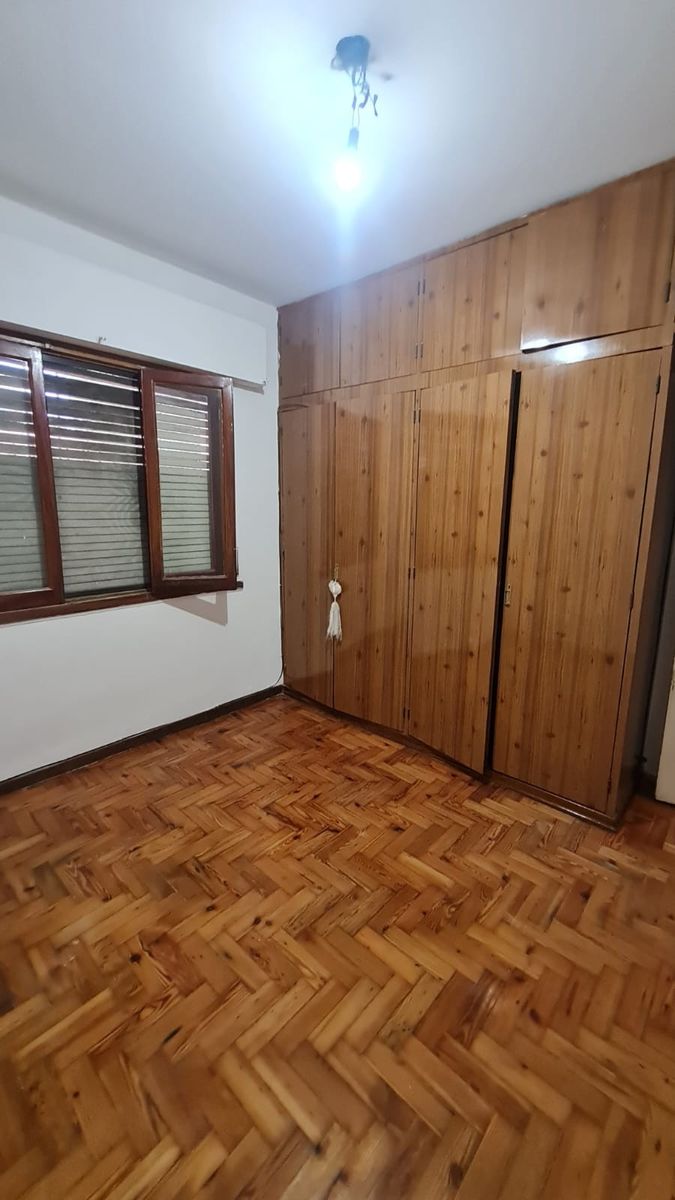 CHALET DE 3 AMBIENTES CON GARAGE CUBIERTO PARA 3 AUTOS Y FONDO LIBRE CON PARRILLA — foto 2