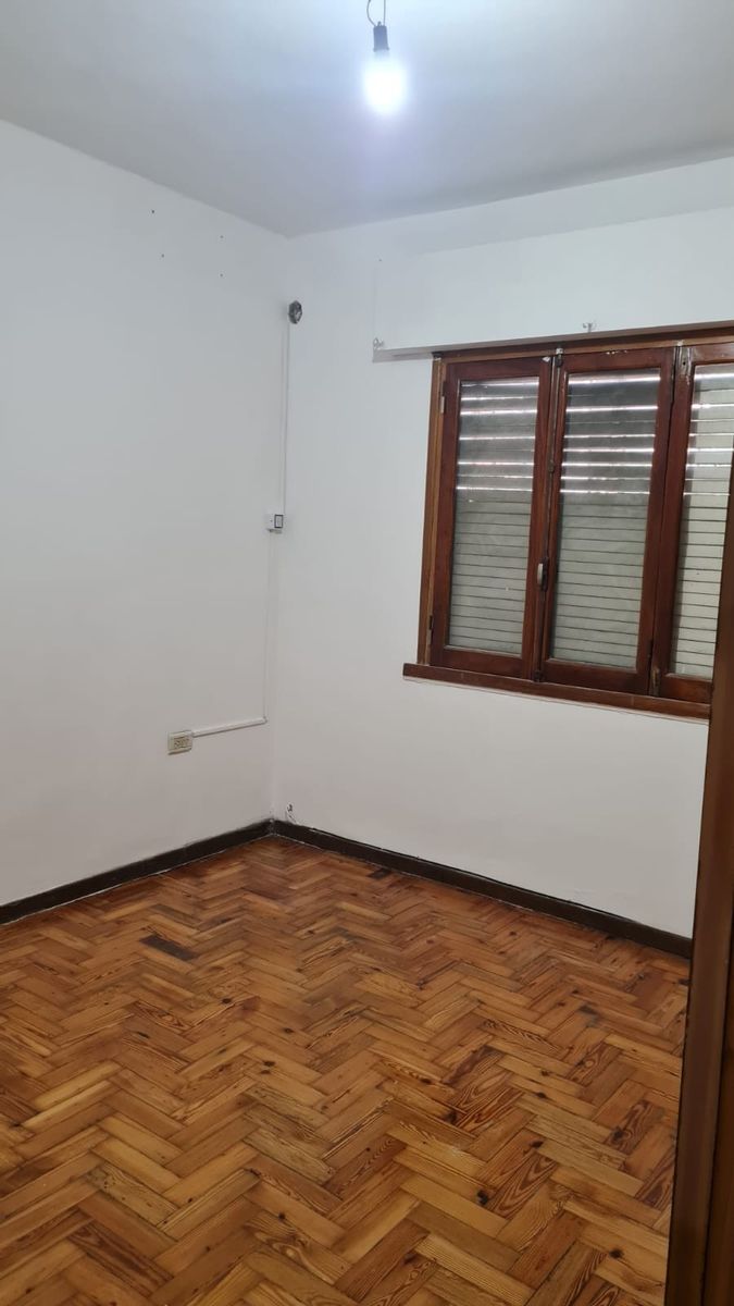 CHALET DE 3 AMBIENTES CON GARAGE CUBIERTO PARA 3 AUTOS Y FONDO LIBRE CON PARRILLA — foto 4