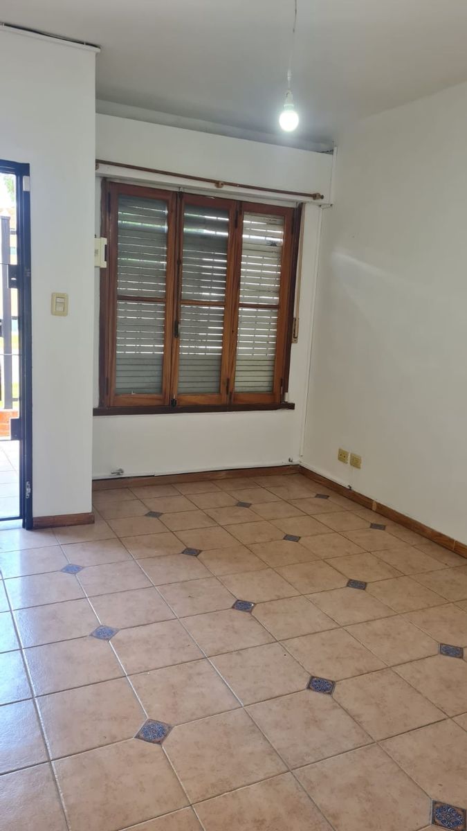 CHALET DE 3 AMBIENTES CON GARAGE CUBIERTO PARA 3 AUTOS Y FONDO LIBRE CON PARRILLA — foto 5