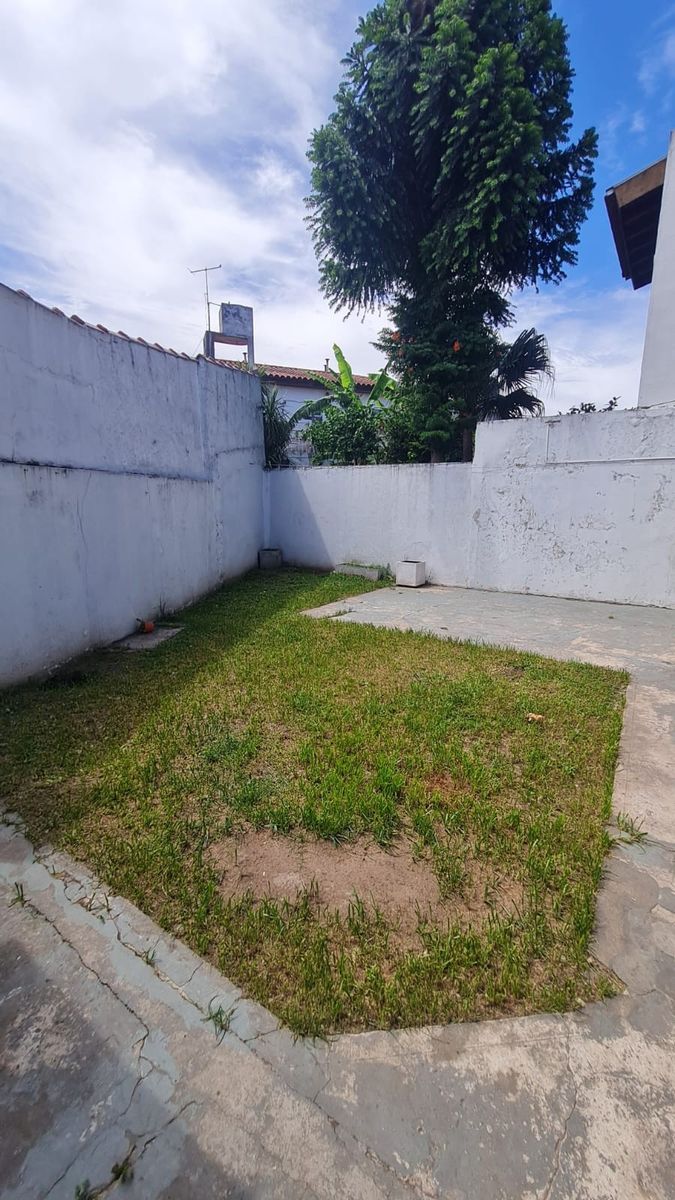 CHALET DE 3 AMBIENTES CON GARAGE CUBIERTO PARA 3 AUTOS Y FONDO LIBRE CON PARRILLA — foto 6