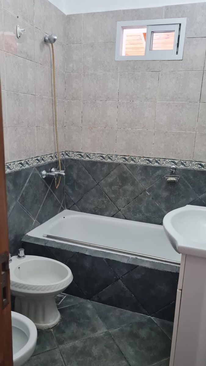 CHALET DE 3 AMBIENTES CON GARAGE CUBIERTO PARA 3 AUTOS Y FONDO LIBRE CON PARRILLA — foto 9