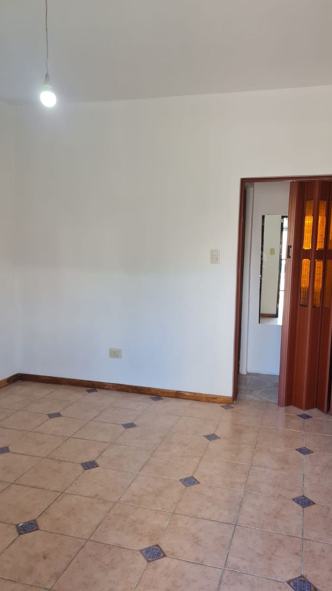 CHALET DE 3 AMBIENTES CON GARAGE CUBIERTO PARA 3 AUTOS Y FONDO LIBRE CON PARRILLA — foto 10