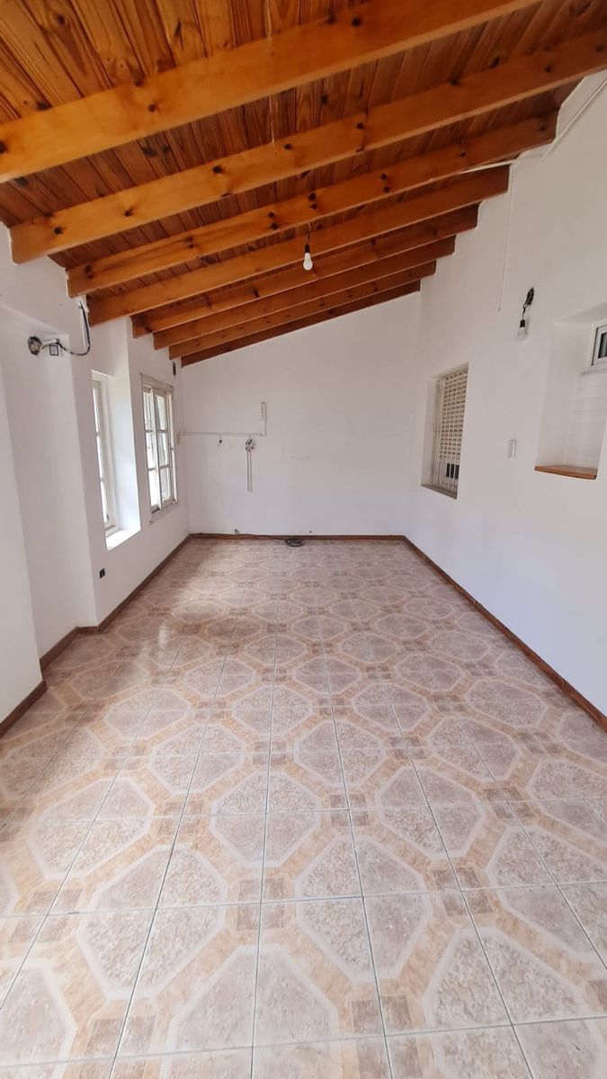 CHALET DE 3 AMBIENTES CON GARAGE CUBIERTO PARA 3 AUTOS Y FONDO LIBRE CON PARRILLA — foto 11