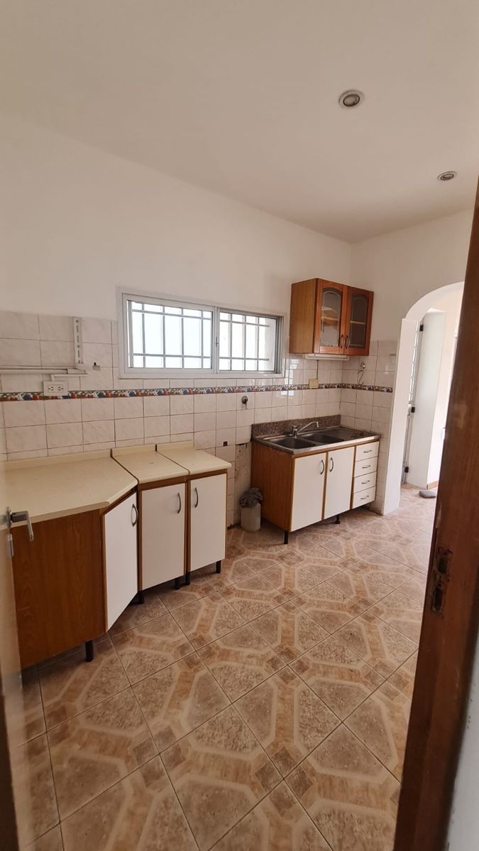 CHALET DE 3 AMBIENTES CON GARAGE CUBIERTO PARA 3 AUTOS Y FONDO LIBRE CON PARRILLA — foto 12