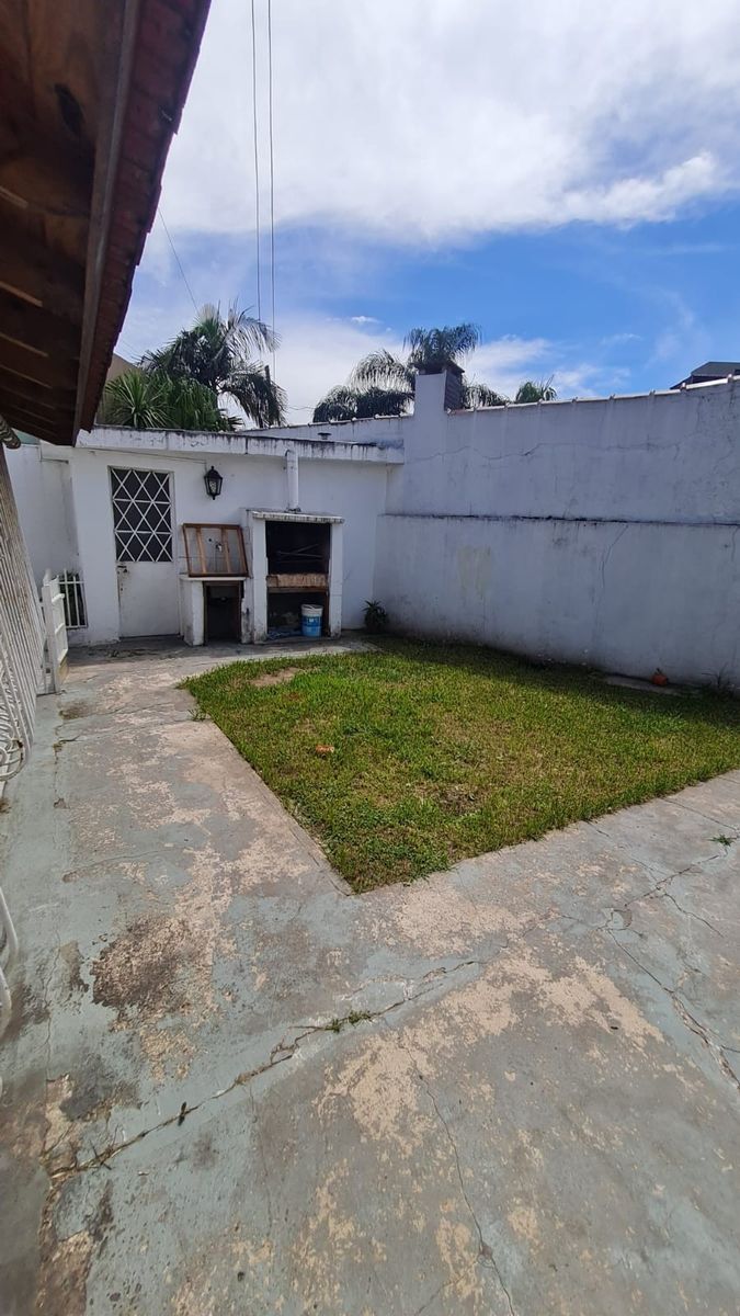 CHALET DE 3 AMBIENTES CON GARAGE CUBIERTO PARA 3 AUTOS Y FONDO LIBRE CON PARRILLA — foto 13