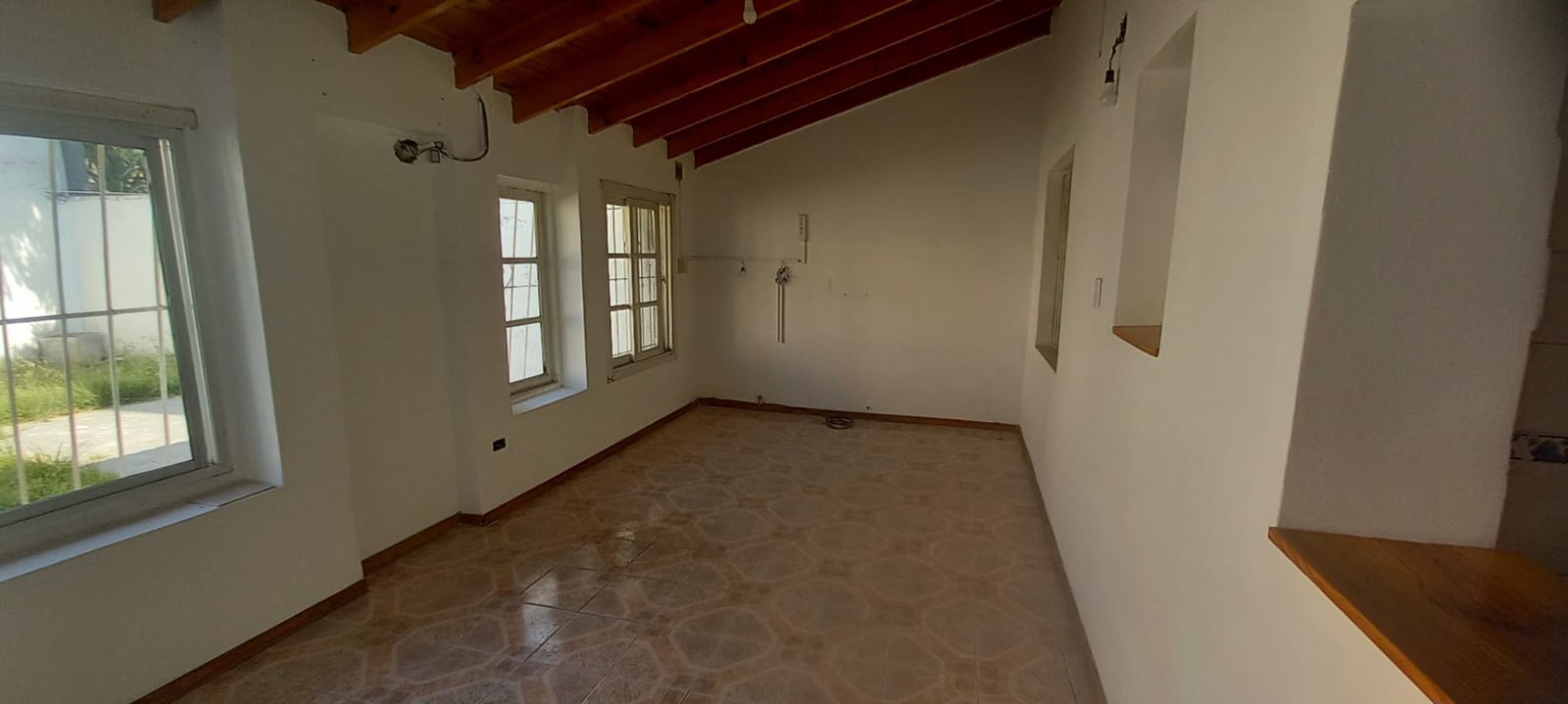 CHALET DE 3 AMBIENTES CON GARAGE CUBIERTO PARA 3 AUTOS Y FONDO LIBRE CON PARRILLA - 16