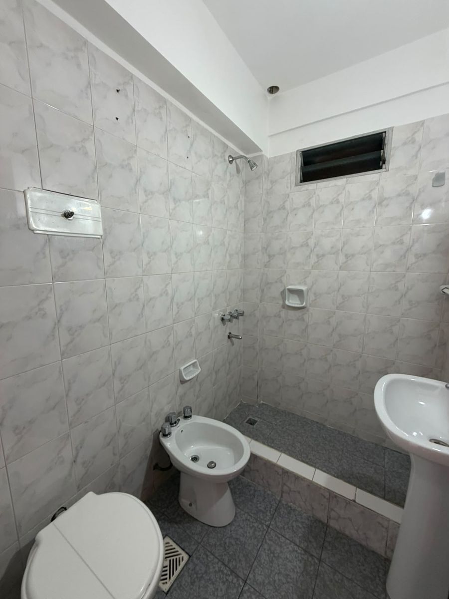 DEPARTAMENTO DE 2 AMBIENTES 1° PISO AL FRENTE CON BALCÓN SOBRE AV. ARIETA, EXCELENTE UBICACIÓN - 1