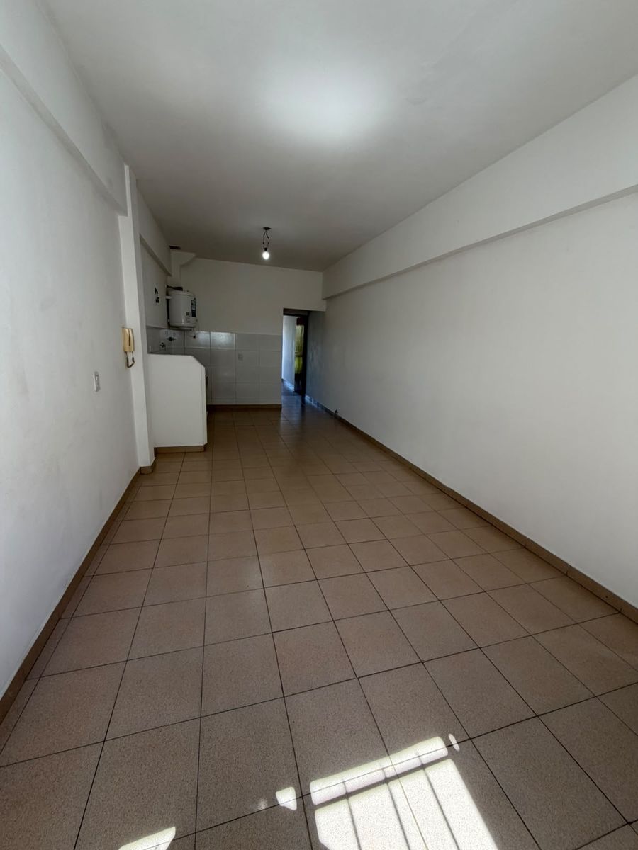DEPARTAMENTO DE 2 AMBIENTES 1° PISO AL FRENTE CON BALCÓN SOBRE AV. ARIETA, EXCELENTE UBICACIÓN - 2