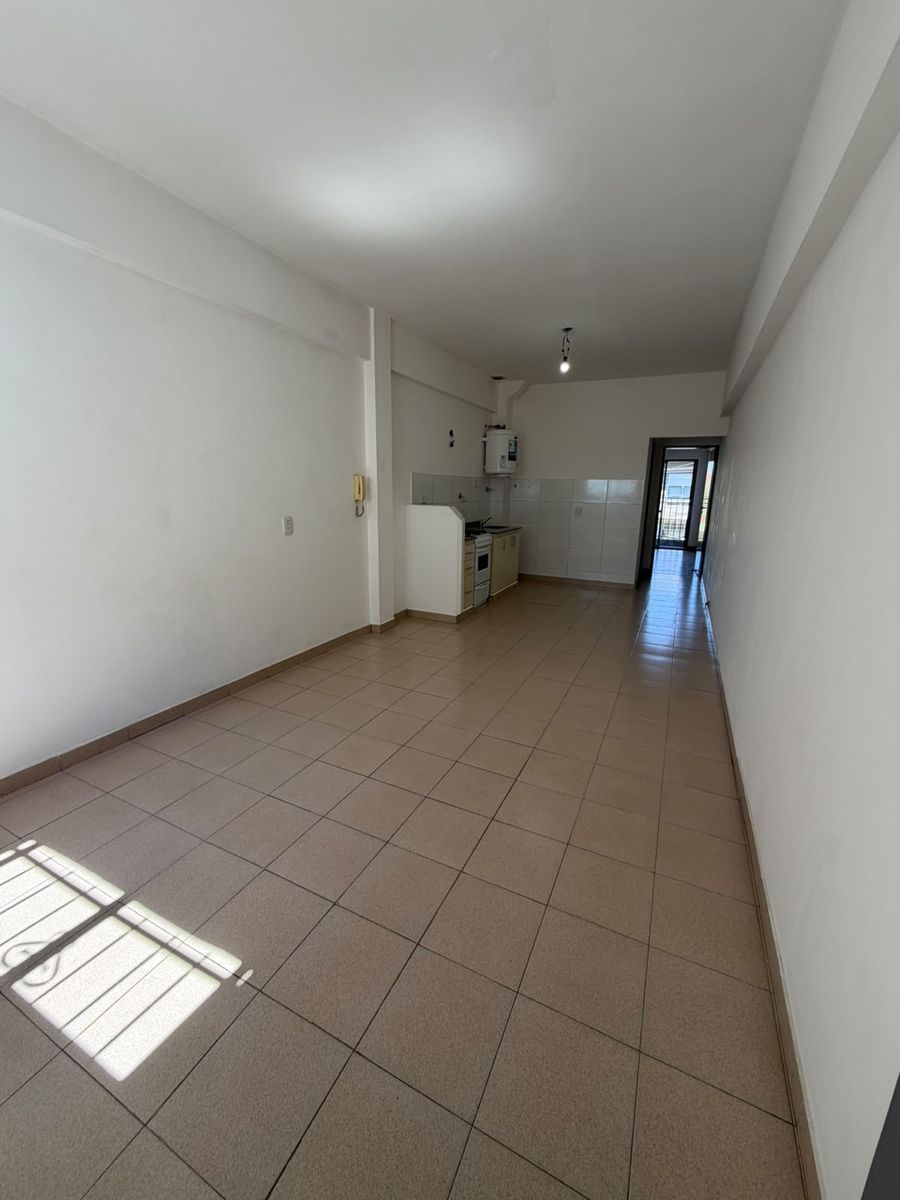 DEPARTAMENTO DE 2 AMBIENTES 1° PISO AL FRENTE CON BALCÓN SOBRE AV. ARIETA, EXCELENTE UBICACIÓN - 3
