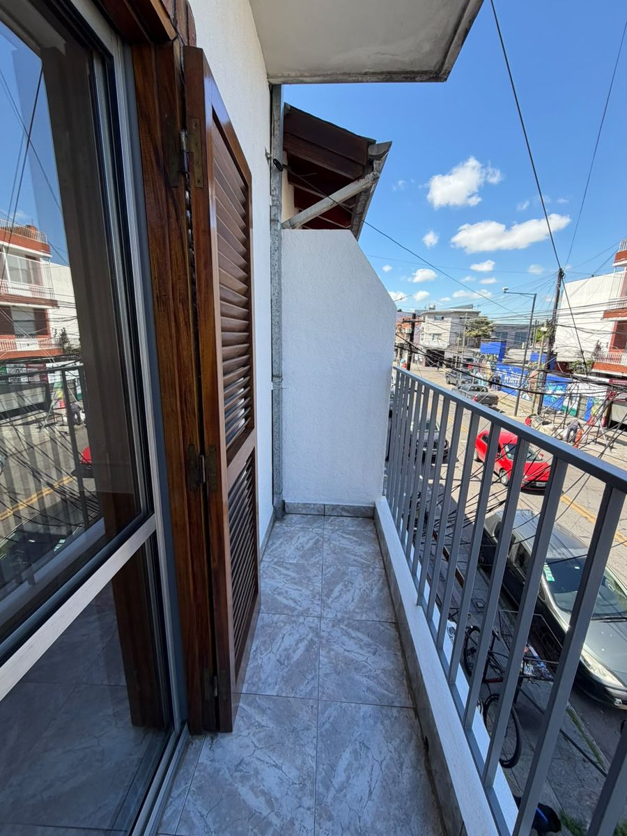 DEPARTAMENTO DE 2 AMBIENTES 1° PISO AL FRENTE CON BALCÓN SOBRE AV. ARIETA, EXCELENTE UBICACIÓN - 4