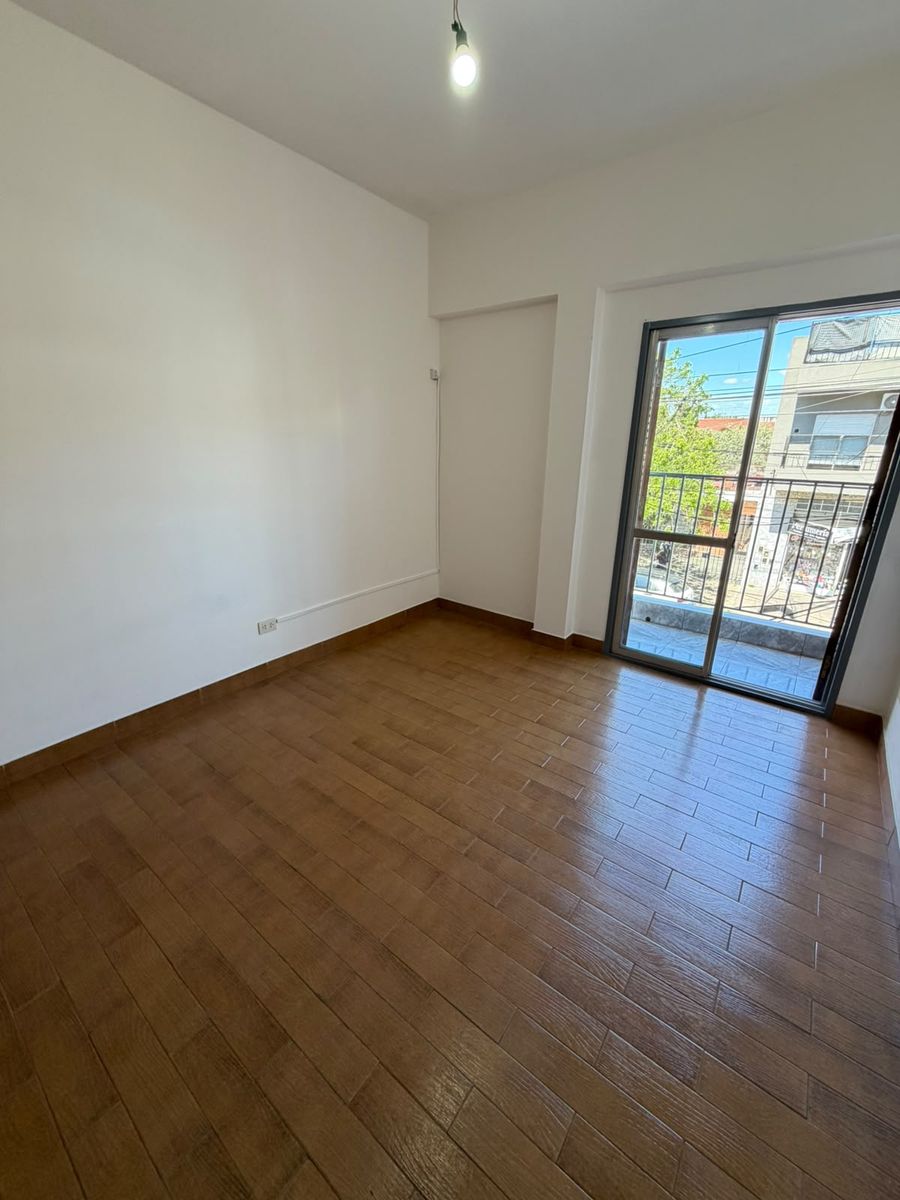 DEPARTAMENTO DE 2 AMBIENTES 1° PISO AL FRENTE CON BALCÓN SOBRE AV. ARIETA, EXCELENTE UBICACIÓN - 5