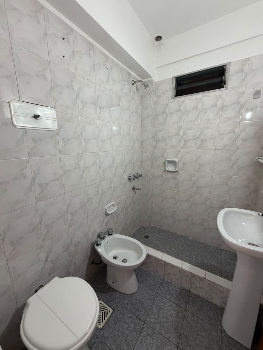 DEPARTAMENTO DE 2 AMBIENTES 1° PISO AL FRENTE CON BALCÓN SOBRE AV. ARIETA, EXCELENTE UBICACIÓN - 7