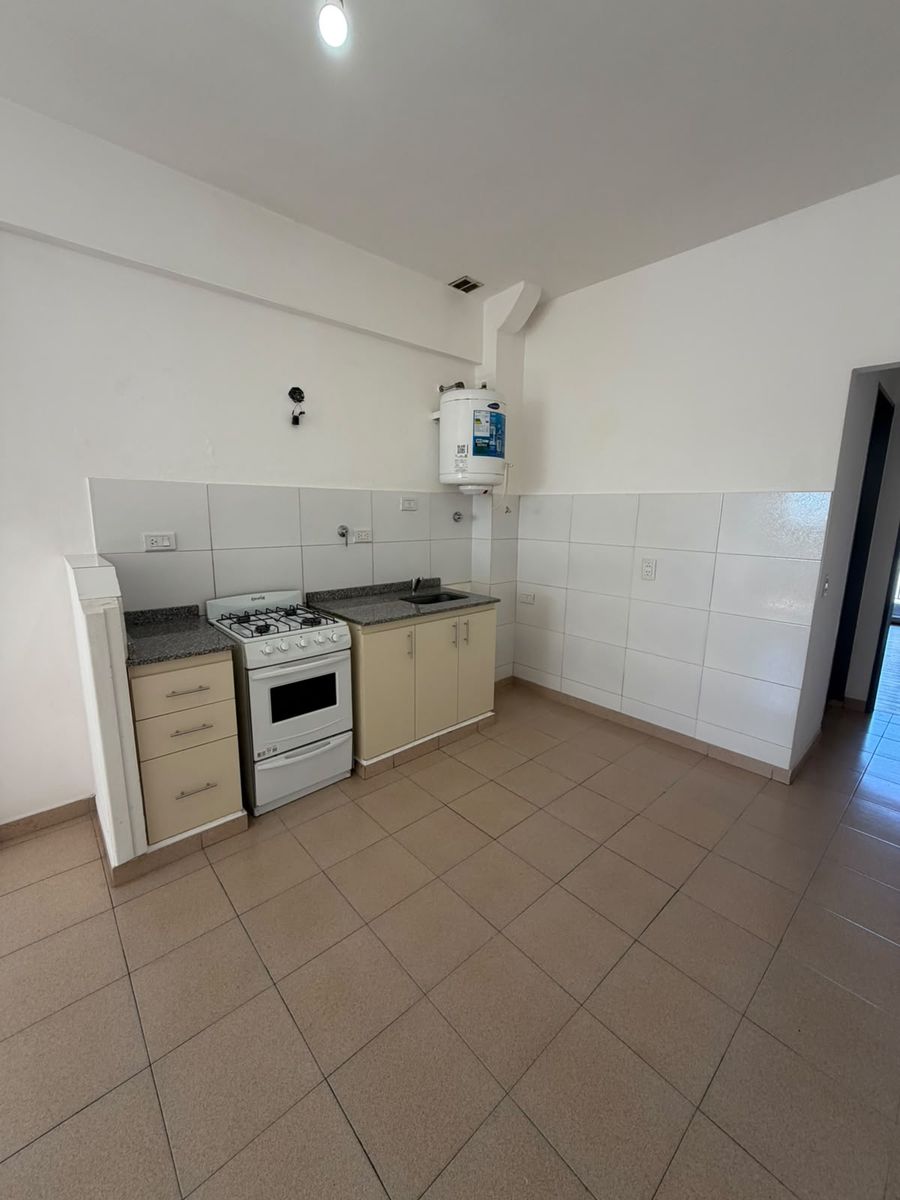 DEPARTAMENTO DE 2 AMBIENTES 1° PISO AL FRENTE CON BALCÓN SOBRE AV. ARIETA, EXCELENTE UBICACIÓN - 8