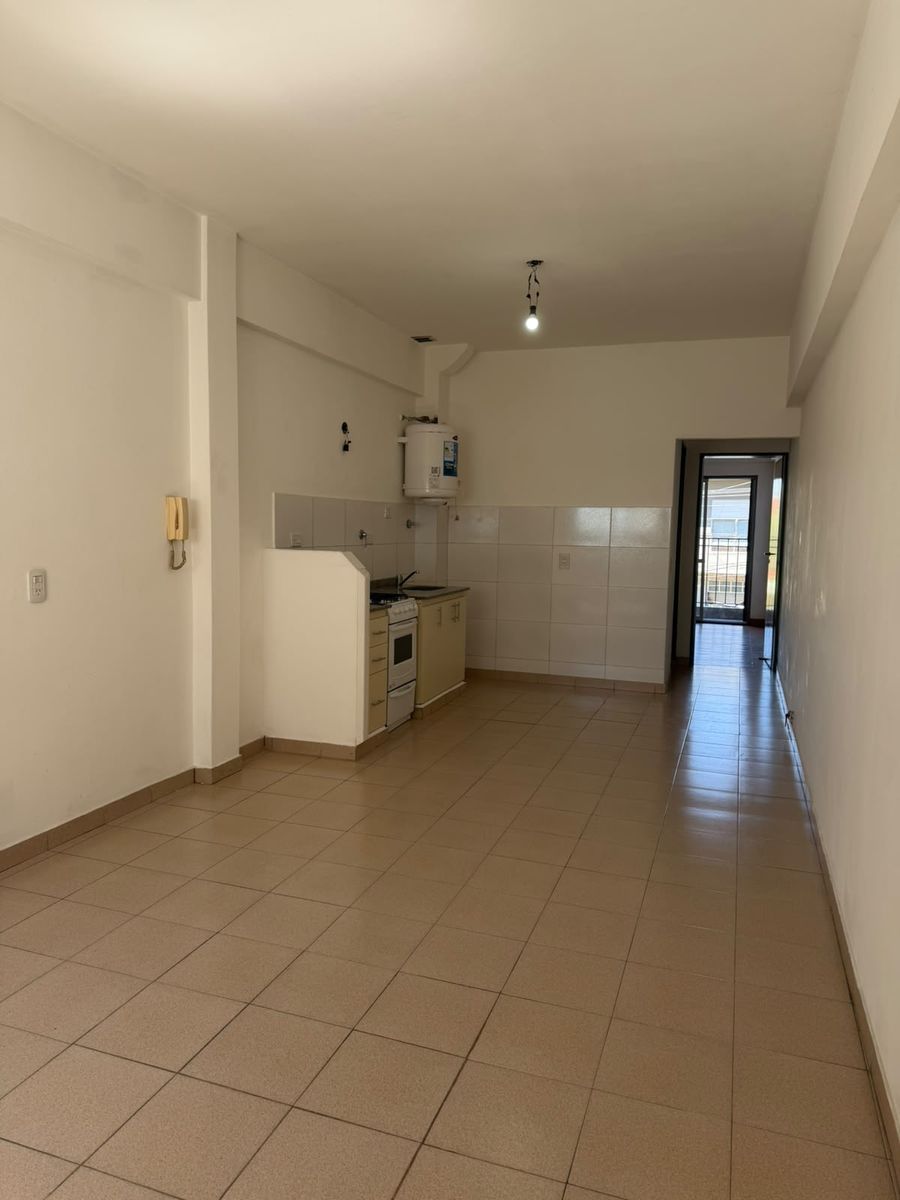 DEPARTAMENTO DE 2 AMBIENTES 1° PISO AL FRENTE CON BALCÓN SOBRE AV. ARIETA, EXCELENTE UBICACIÓN - 9