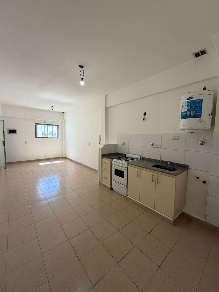 DEPARTAMENTO DE 2 AMBIENTES 1° PISO AL FRENTE CON BALCÓN SOBRE AV. ARIETA, EXCELENTE UBICACIÓN - 10