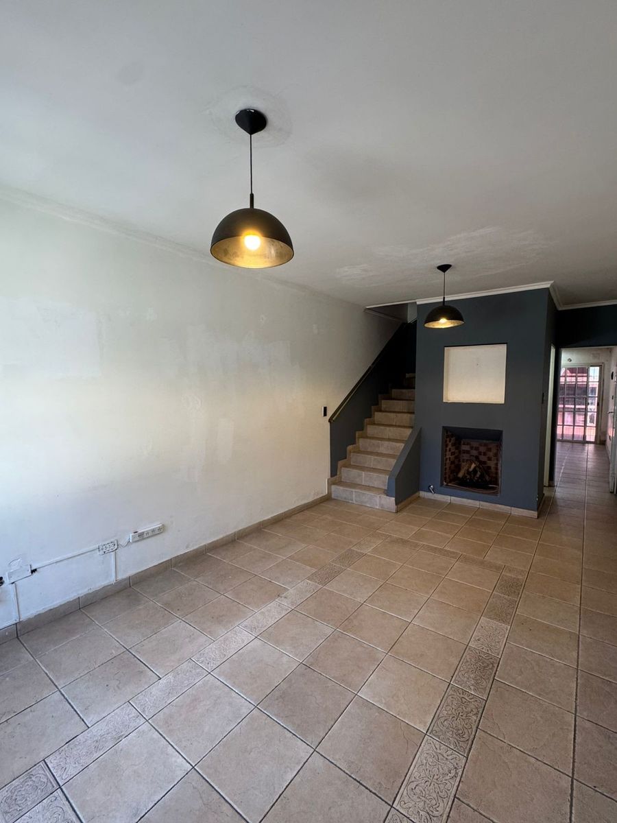 Duplex de 3 ambientes al frente con cochera, balcón y patio conparrilla. NUEVO VALOR. APTO CREDITO — foto 2