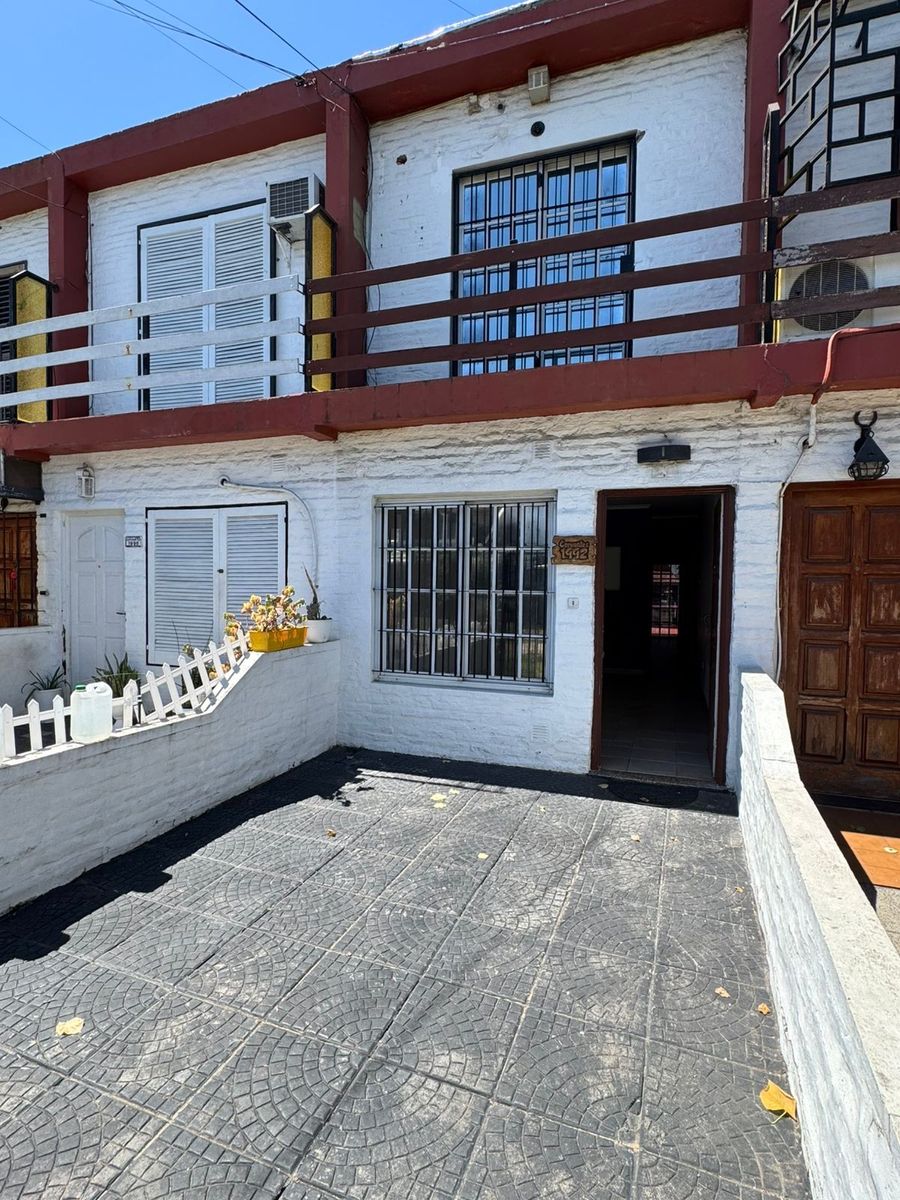 Duplex de 3 ambientes al frente con cochera, balcón y patio conparrilla. NUEVO VALOR. APTO CREDITO — foto 3