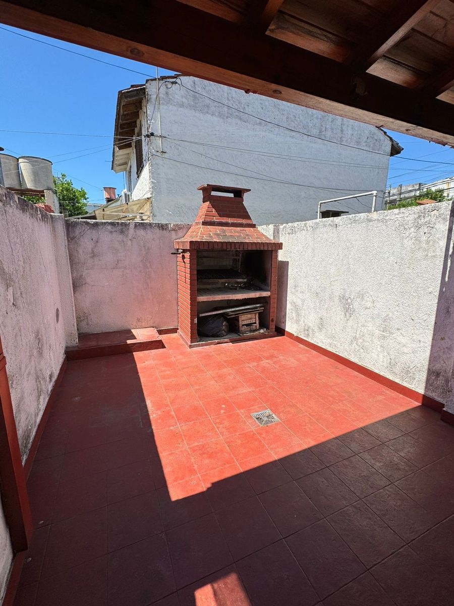 Duplex de 3 ambientes al frente con cochera, balcón y patio conparrilla. NUEVO VALOR. APTO CREDITO — foto 5