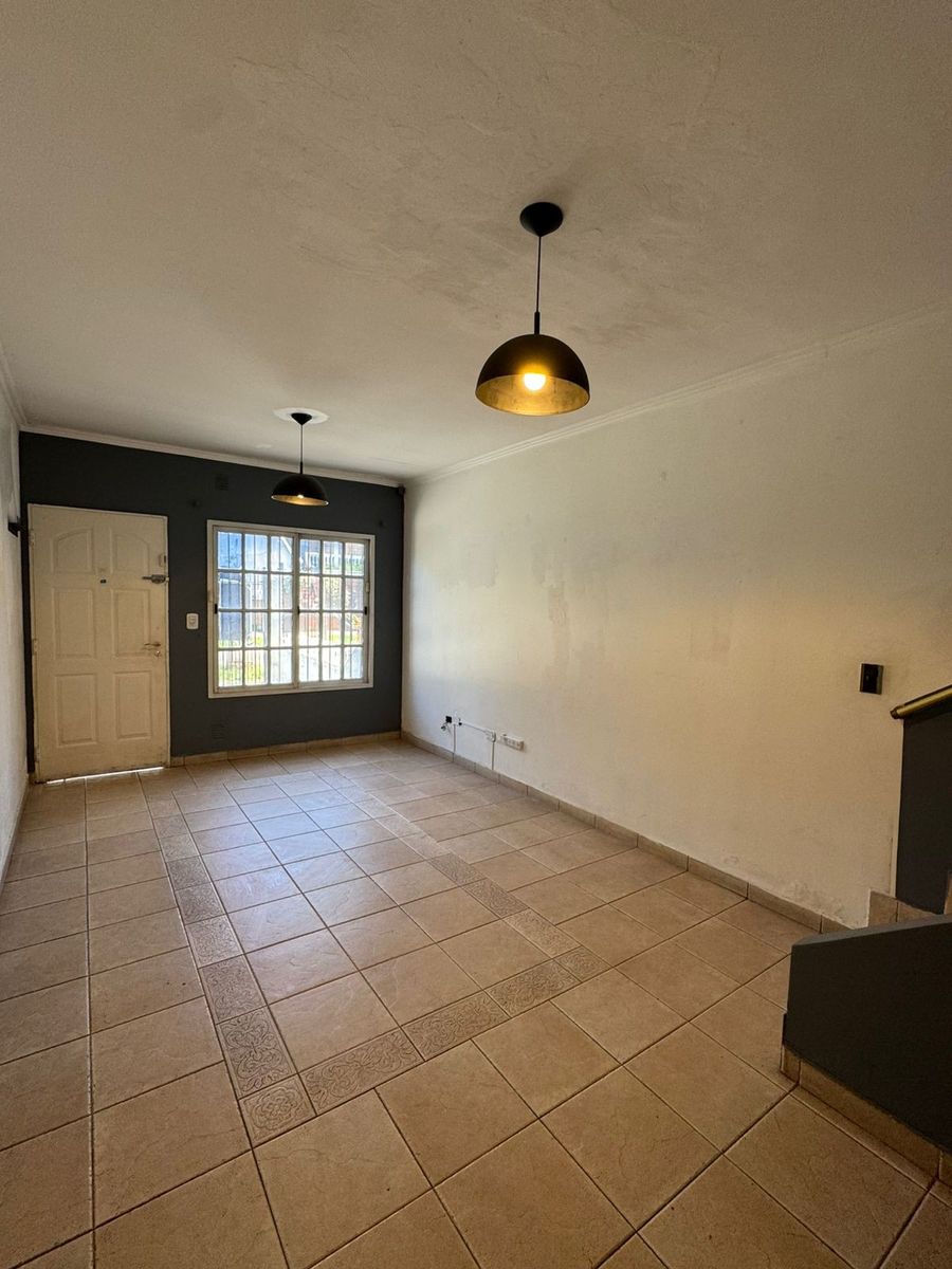 Duplex de 3 ambientes al frente con cochera, balcón y patio conparrilla. NUEVO VALOR. APTO CREDITO — foto 8