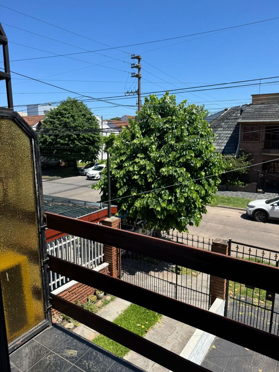 Duplex de 3 ambientes al frente con cochera, balcón y patio conparrilla. NUEVO VALOR. APTO CREDITO — foto 9