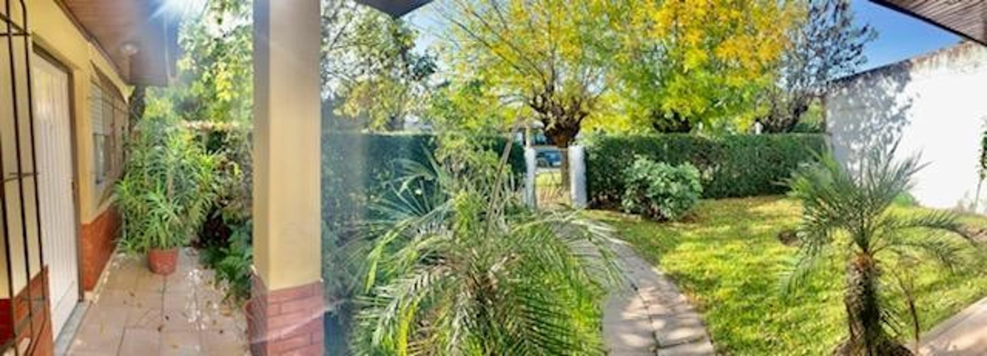 Casa de 4 ambientes lote de 10 x 30 en esquina con amplio jardin y fondo libre
