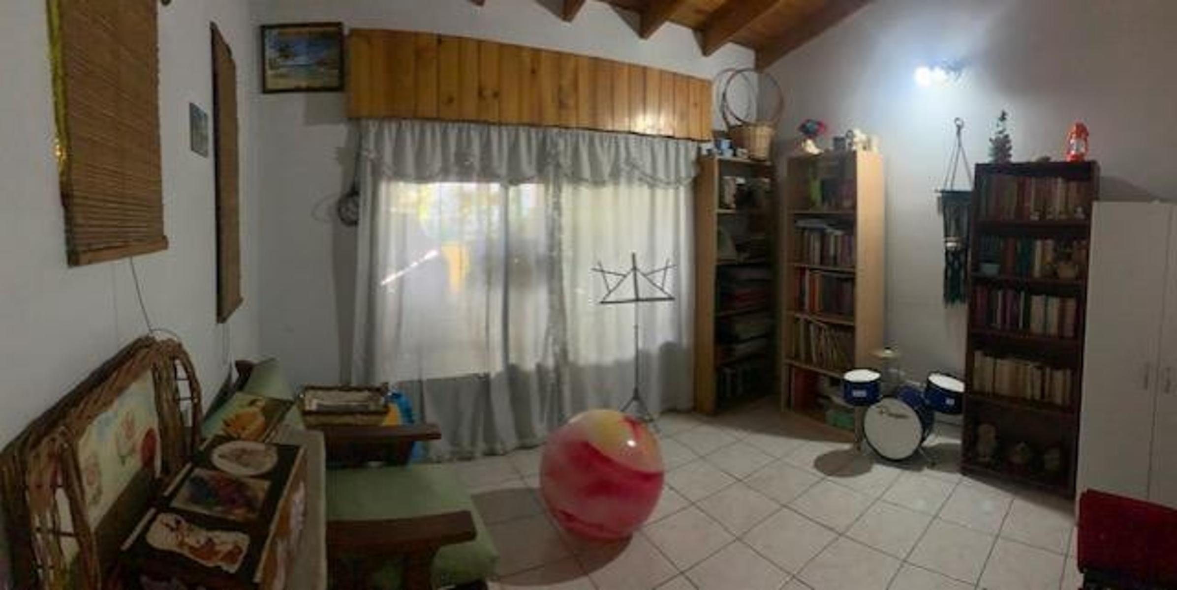 Casa de 4 ambientes lote de 10 x 30 en esquina con amplio jardin y fondo libre — foto 2