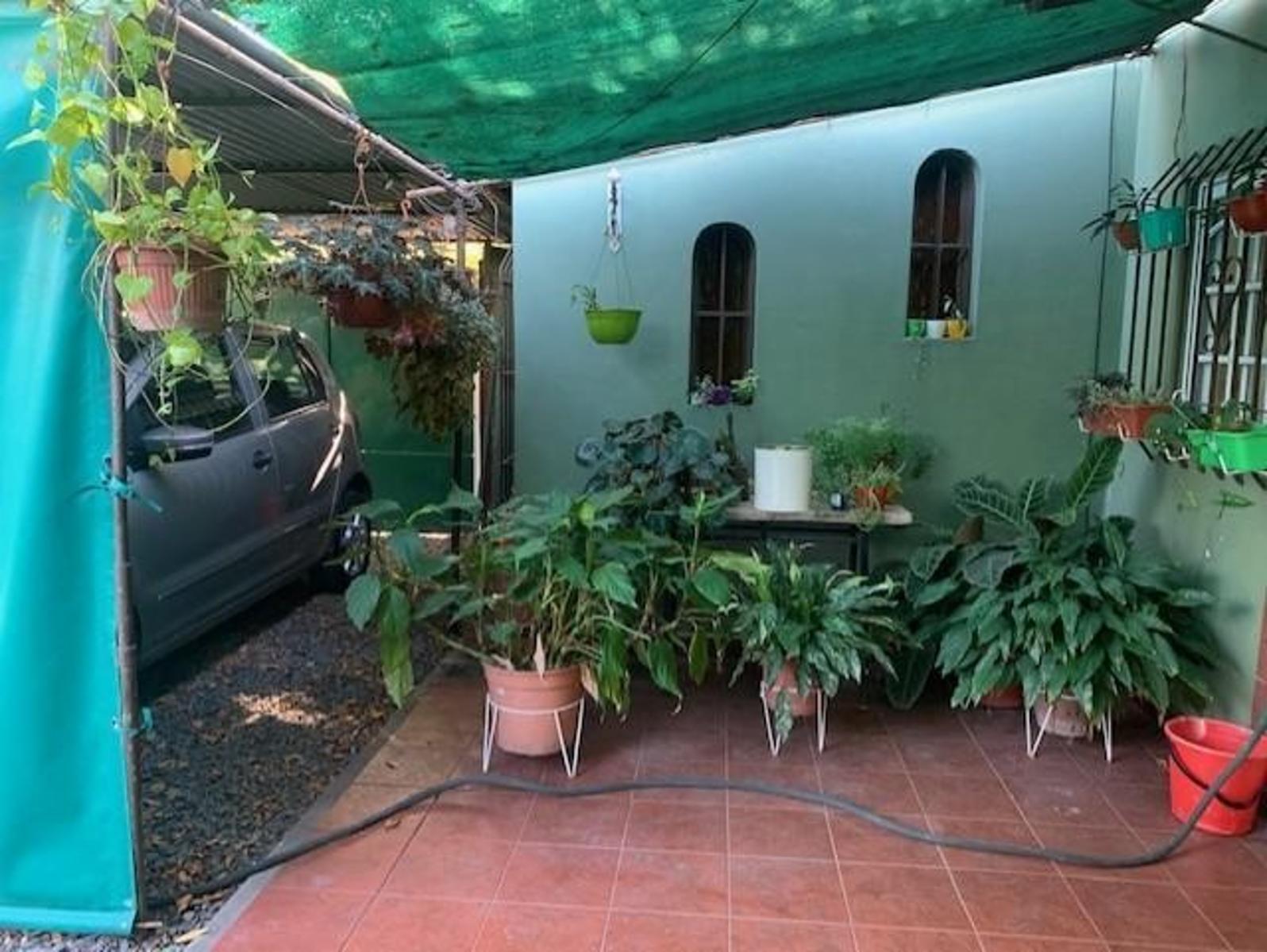 Casa de 4 ambientes lote de 10 x 30 en esquina con amplio jardin y fondo libre — foto 3