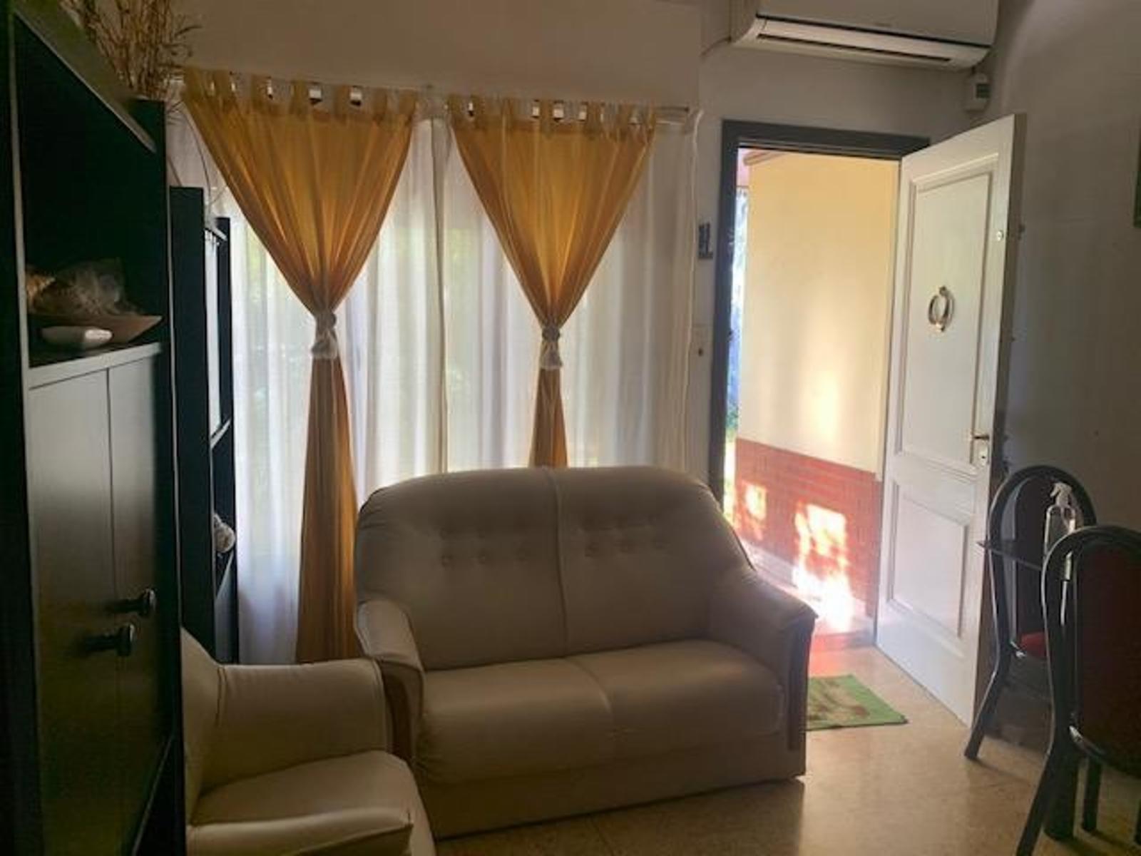 Casa de 4 ambientes lote de 10 x 30 en esquina con amplio jardin y fondo libre — foto 4