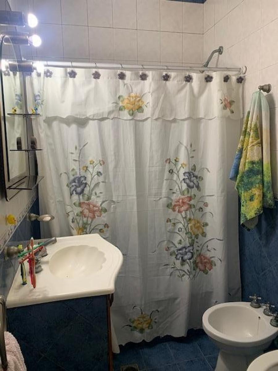 Casa de 4 ambientes lote de 10 x 30 en esquina con amplio jardin y fondo libre — foto 5