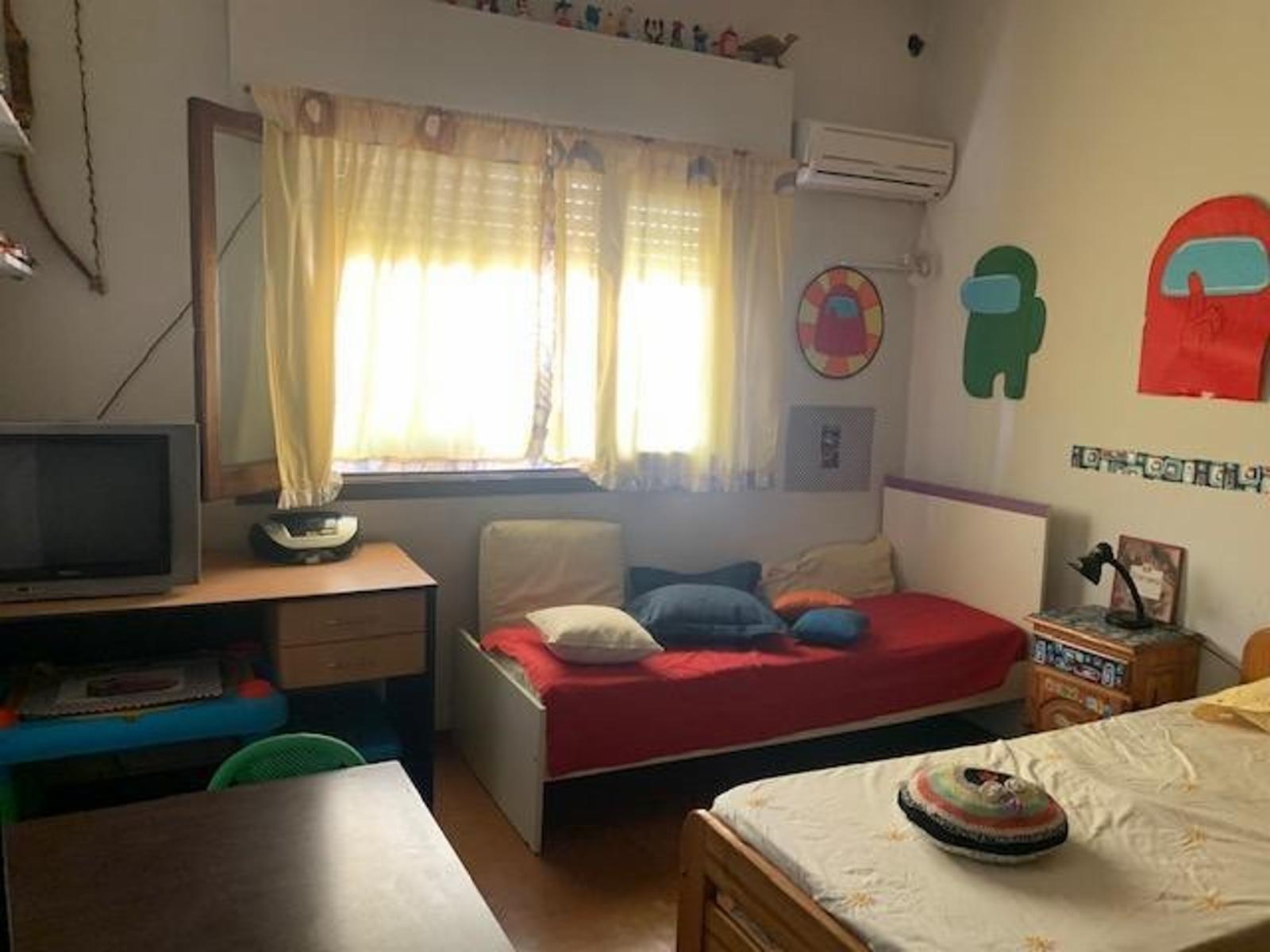 Casa de 4 ambientes lote de 10 x 30 en esquina con amplio jardin y fondo libre — foto 6