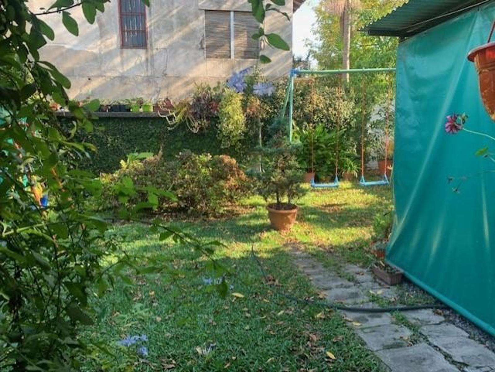 Casa de 4 ambientes lote de 10 x 30 en esquina con amplio jardin y fondo libre — foto 8