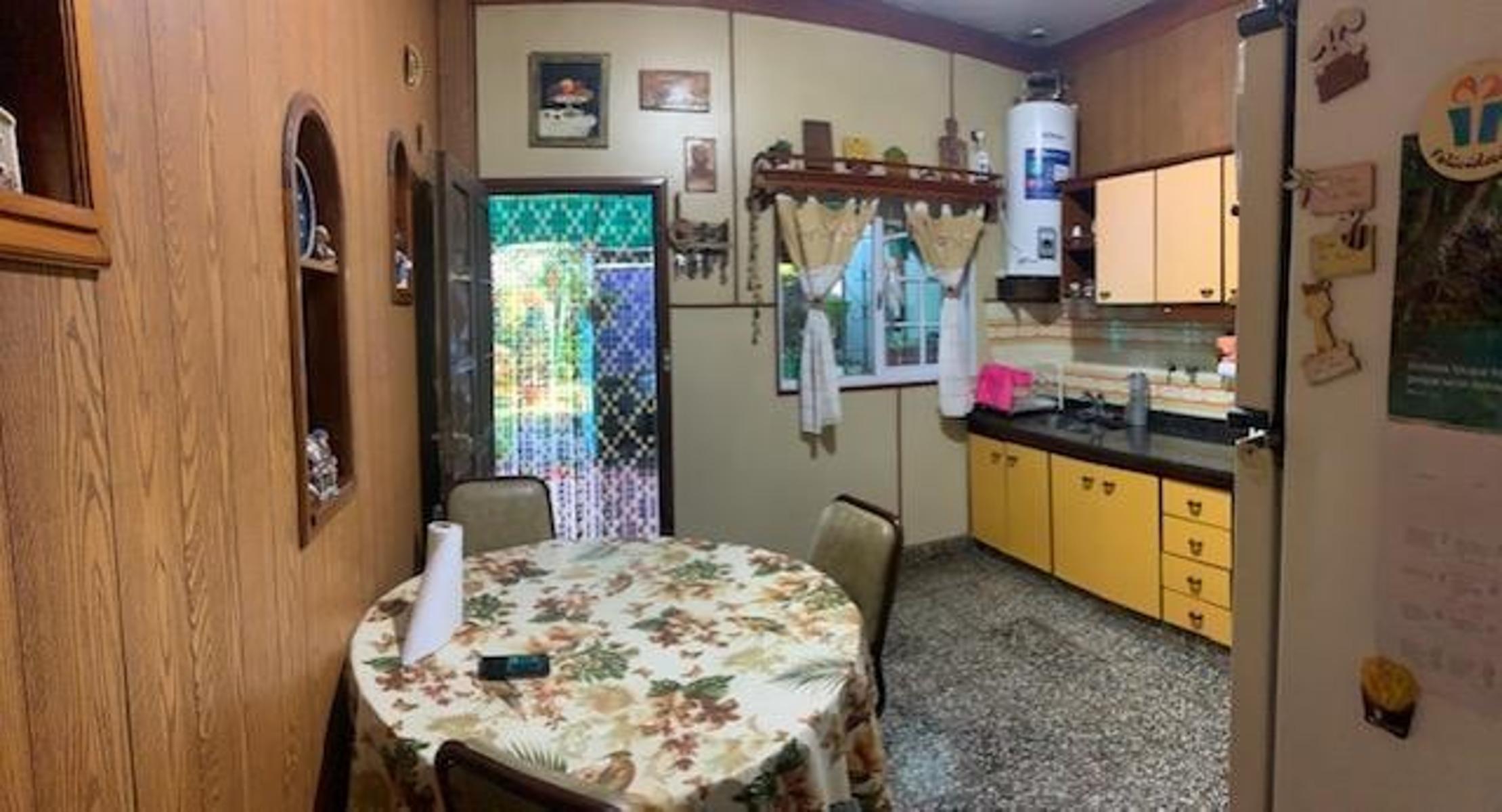 Casa de 4 ambientes lote de 10 x 30 en esquina con amplio jardin y fondo libre — foto 9