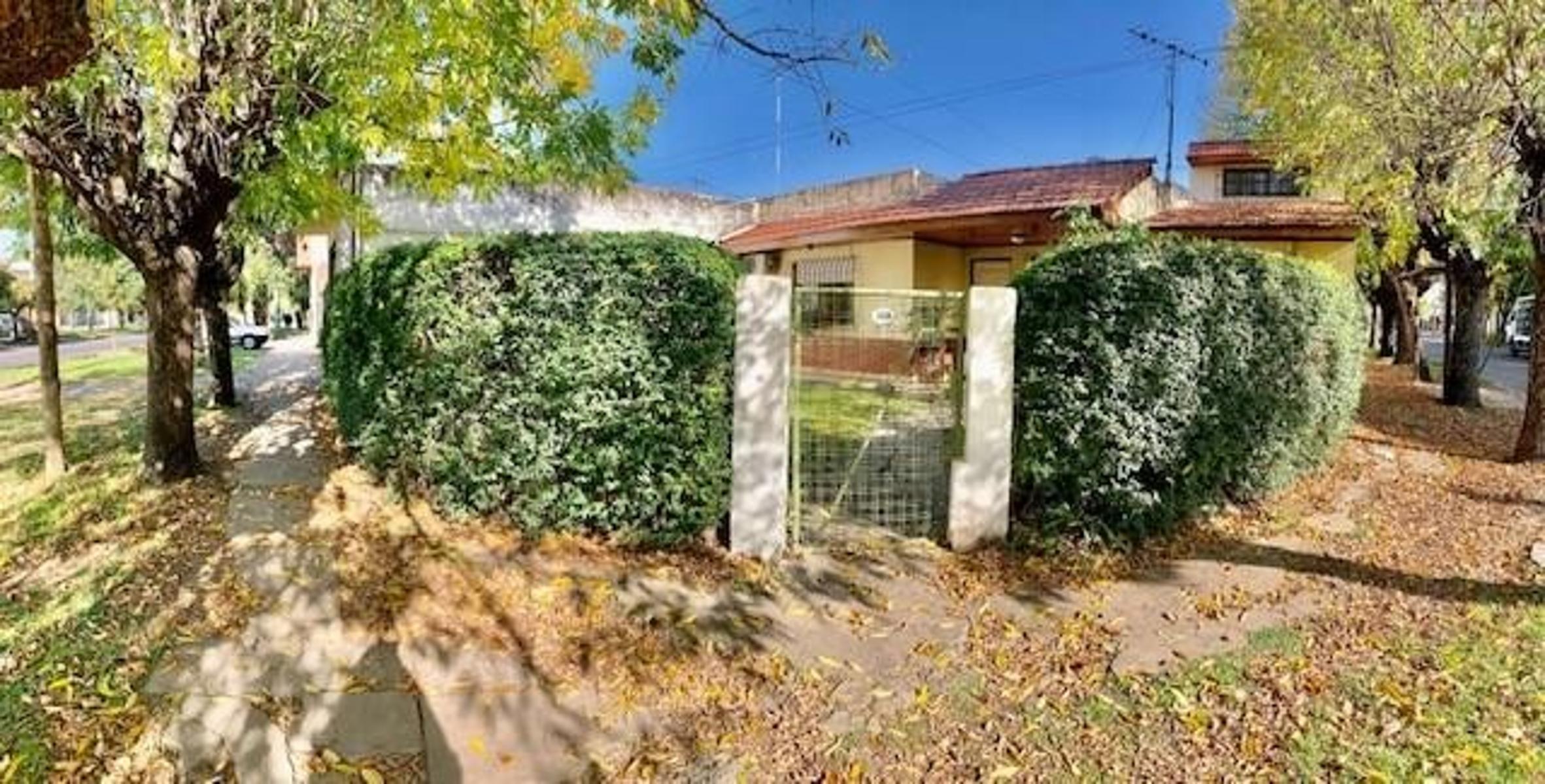 Casa de 4 ambientes lote de 10 x 30 en esquina con amplio jardin y fondo libre — foto 10