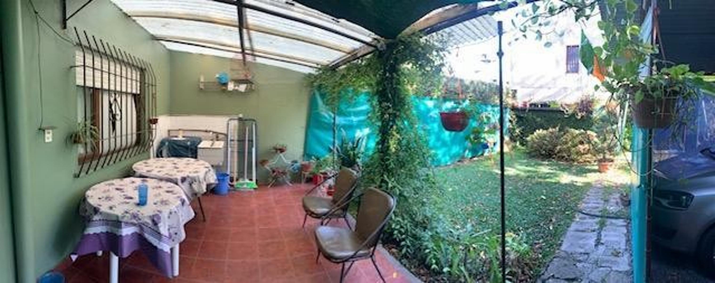 Casa de 4 ambientes lote de 10 x 30 en esquina con amplio jardin y fondo libre — foto 11