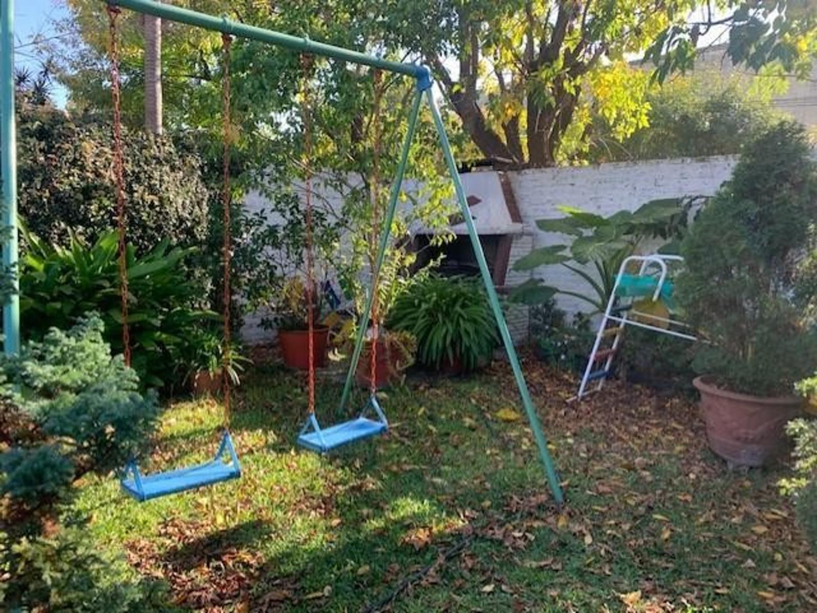 Casa de 4 ambientes lote de 10 x 30 en esquina con amplio jardin y fondo libre — foto 12