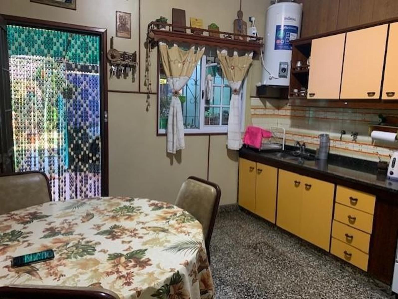 Casa de 4 ambientes lote de 10 x 30 en esquina con amplio jardin y fondo libre — foto 13