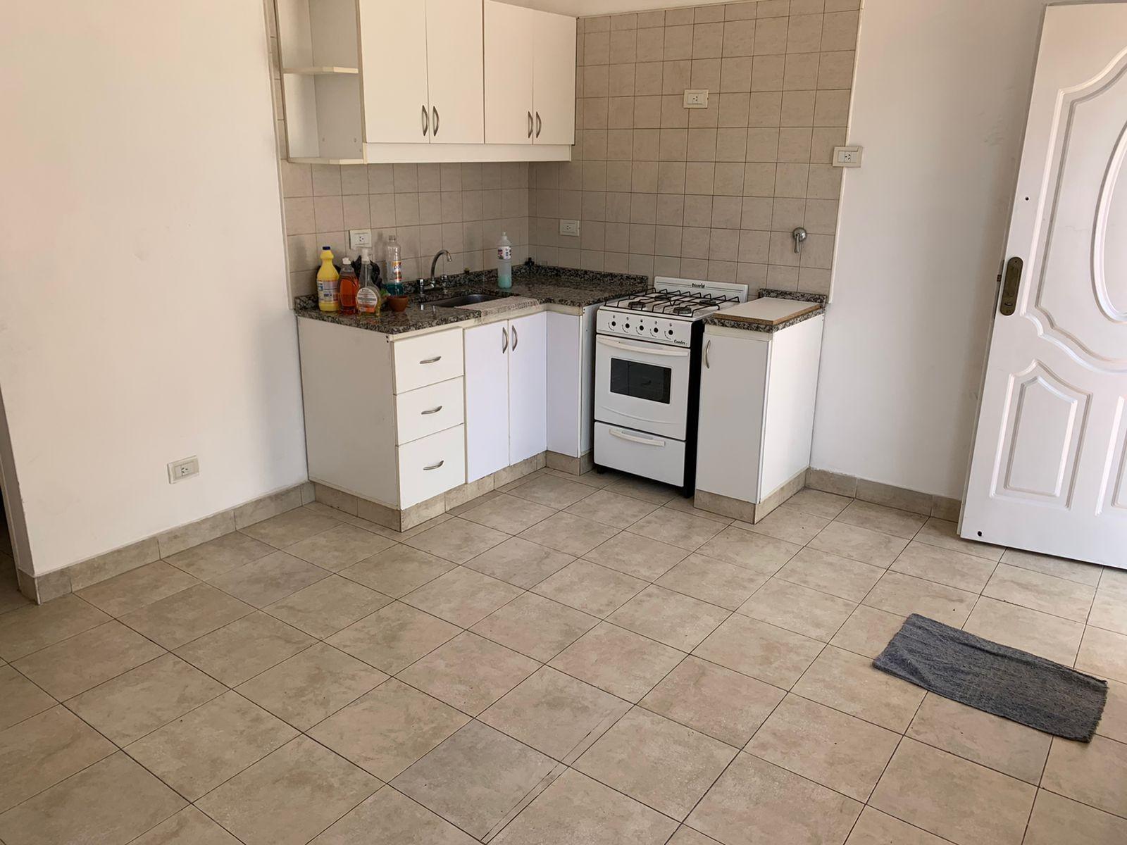 DEPTO DE 2 AMBIENTES, PRIMER PISO AL FRENTE CON PATIO. VILLA LUZURIAGA
