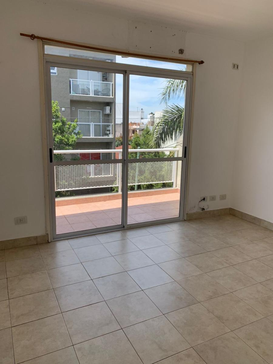 DEPTO DE 2 AMBIENTES, PRIMER PISO AL FRENTE CON PATIO. VILLA LUZURIAGA — foto 3