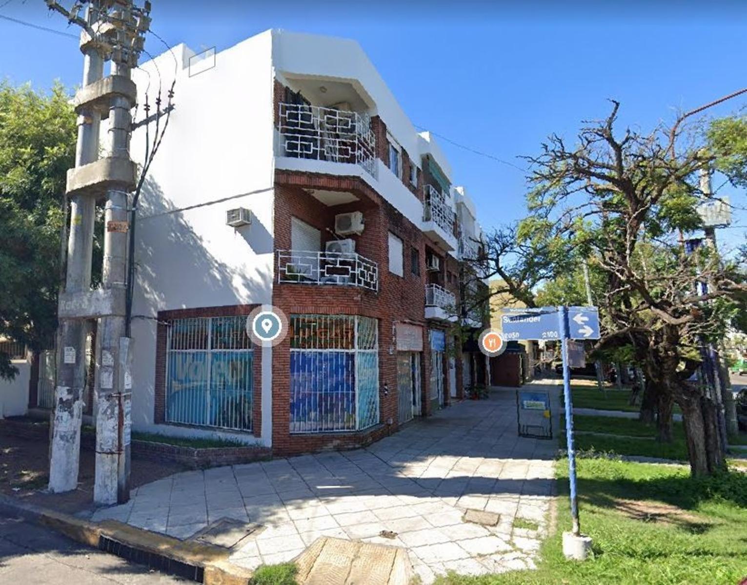 Excelente local doble de 81 m2 en esquina, con dos baños. Sobre AvenidaPresidente Perón, muy buena ubicación — foto 2